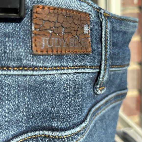 Judy Blue Boyfriend Fit jeans - distressed & intentional bleach spots - Picture 9 of 16